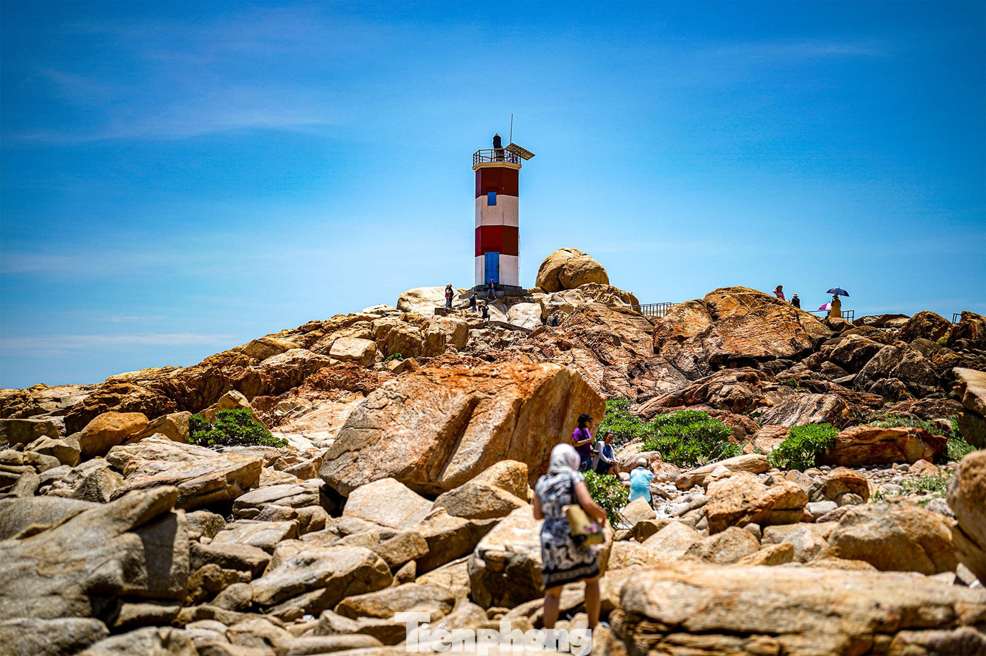 Tên ban đầu của nơi đây là gành Đá Đen, nhưng từ khi những ngọn hải đăng được xây dựng lên thì ngư dân quen gọi là gành Đèn. Nằm trải dọc theo đường bờ biển chừng 1km, gành Đèn được tạo tác từ những tảng đá hồng nhạt xếp chồng lên nhau một cách ngẫu nhiên, nhìn từ xa chẳng khác nào bức tranh tuyệt mỹ mà thiên nhiên vẽ nên.