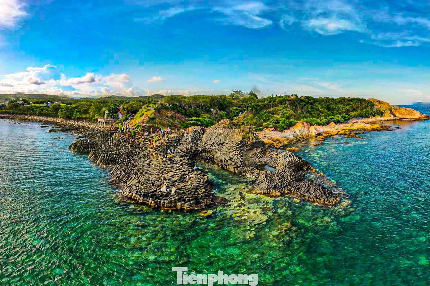 Gành Đá Đĩa ở Phú Yên là 1 trong 5 gành đá đĩa trên thế giới có hiện tượng nham thạch phun trào tạo ra hình thù đẹp cùng với núi đá Giant’s Causeway ở bờ biển Đông Bắc Ireland, ghềnh đá Órganos ở đảo La Gomera của Tây Ban Nha, hang động Fingal ở đảo Staffa, Scotland hay ghềnh đá đĩa Jusangjeolli của Hàn Quốc.