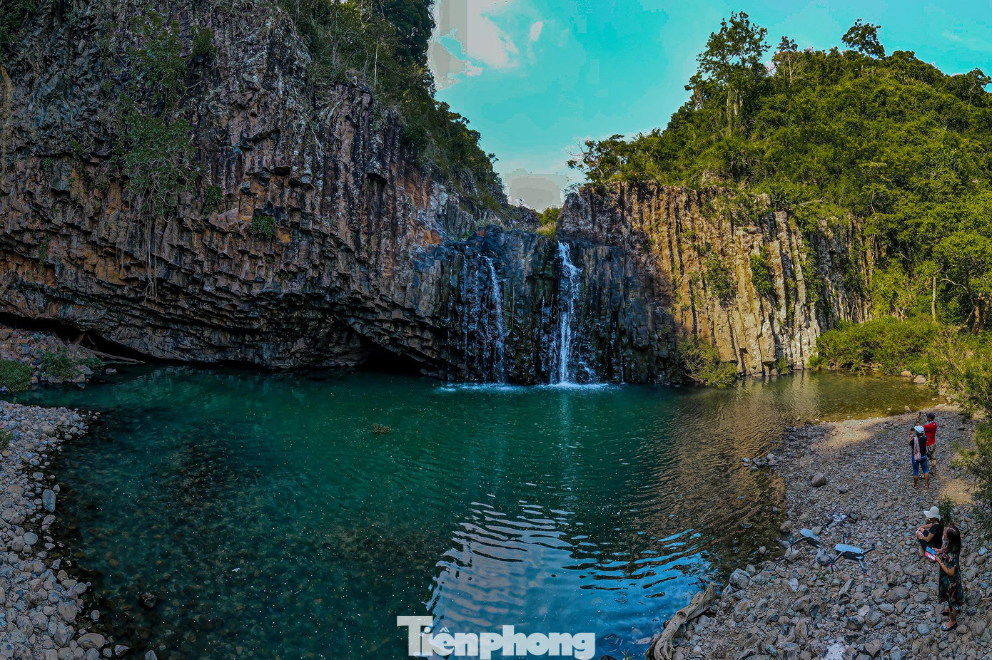 Dưới chân thác Vực Hòm có một hồ nước rộng và trong vắt được bao quanh bởi vách đá lớn và những tán rừng xanh mướt tạo nên một bức tranh phong cảnh sơn thủy hữu tình. Đầu tiên bạn nên chọn thời điểm check-in phù hợp, tốt nhất là nên đi dịp cuối năm tháng 11, 12 hoặc các tháng 1, tháng 2 vì lúc này thời tiết mát mẻ, lượng nước trên thác dồi dào. Trước khi đi hãy chuẩn bị quần áo dài, mũ, nón, đồ tắm nếu muốn tắm, thoa kem chống nắng, thuốc chống côn trùng, nước uống…