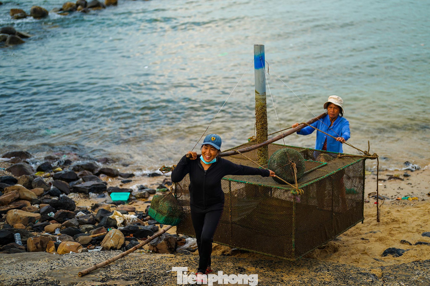 Ngư dân Hòn Yến dọn lồng tôm hùm.