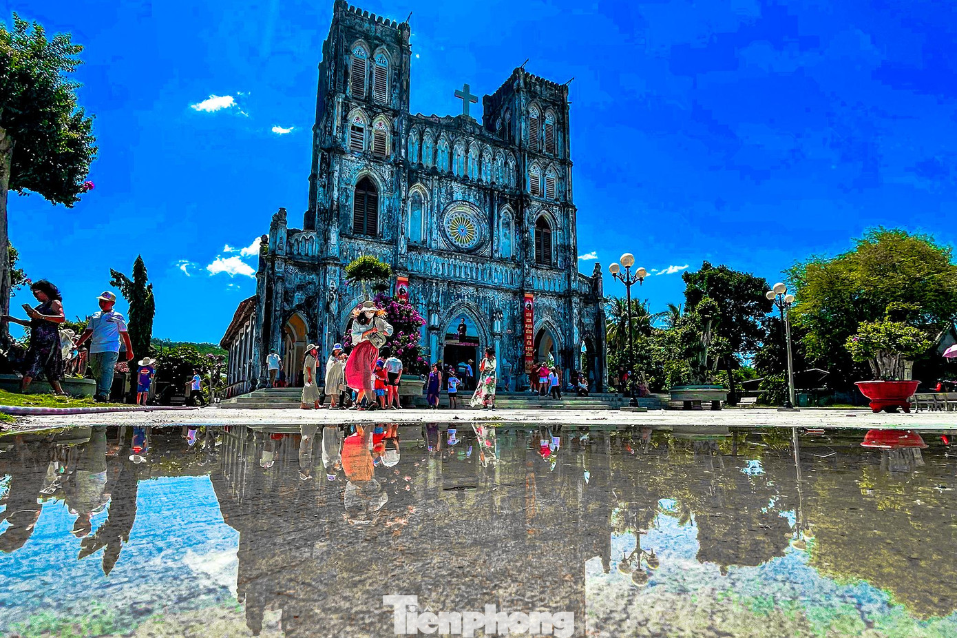 Nhà thờ Mằng Lăng: Nằm cách thành phố Tuy Hòa 35km về phía Bắc, nhà thờ Mằng Lăng là một trong những nhà thờ cổ, được xây dựng vào năm 1892 tại xã An Thạch, huyện Tuy An, tỉnh Phú Yên. Với lối kiến trúc Châu Âu, nhà thờ Mằng Lăng là một di tích lịch sử đẹp và nổi tiếng, xứng danh là một trong những địa danh nên đến của vùng đất xứ “Hoa vàng trên cỏ xanh”.