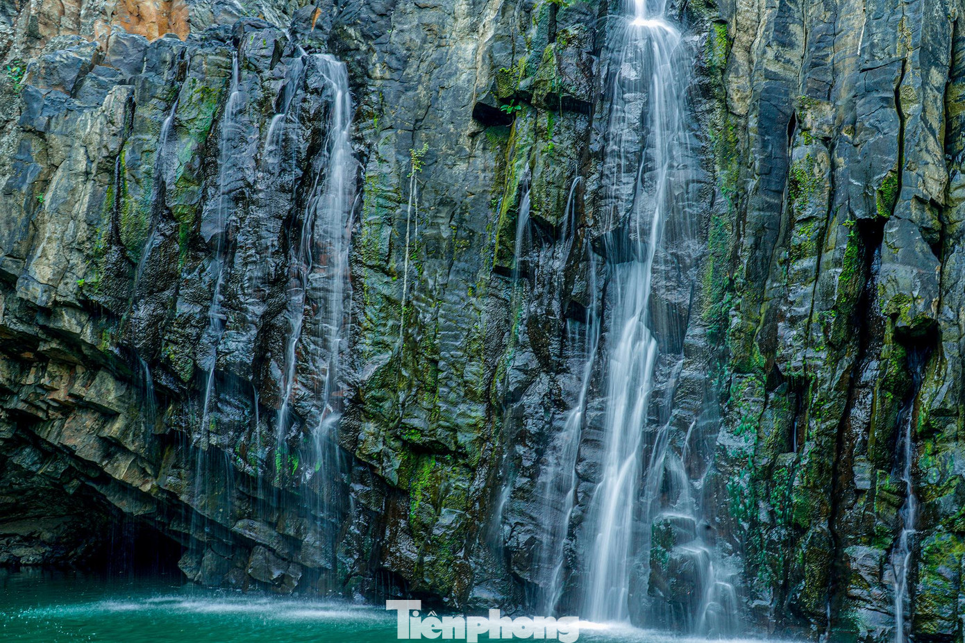 Những cột đá bazan ở đây có cấu tạo địa chất đặc biệt, rất cao và lớn xếp chồng nhìn tựa như cấu trúc của ghềnh Đá Đĩa. Thác cao khoảng 20m, nước đổ từ đỉnh thác tạo nên một dải lụa tung bọt trắng xóa, ánh mặt trời chiếu rọi càng khiến con thác trở nên lung linh huyền ảo.