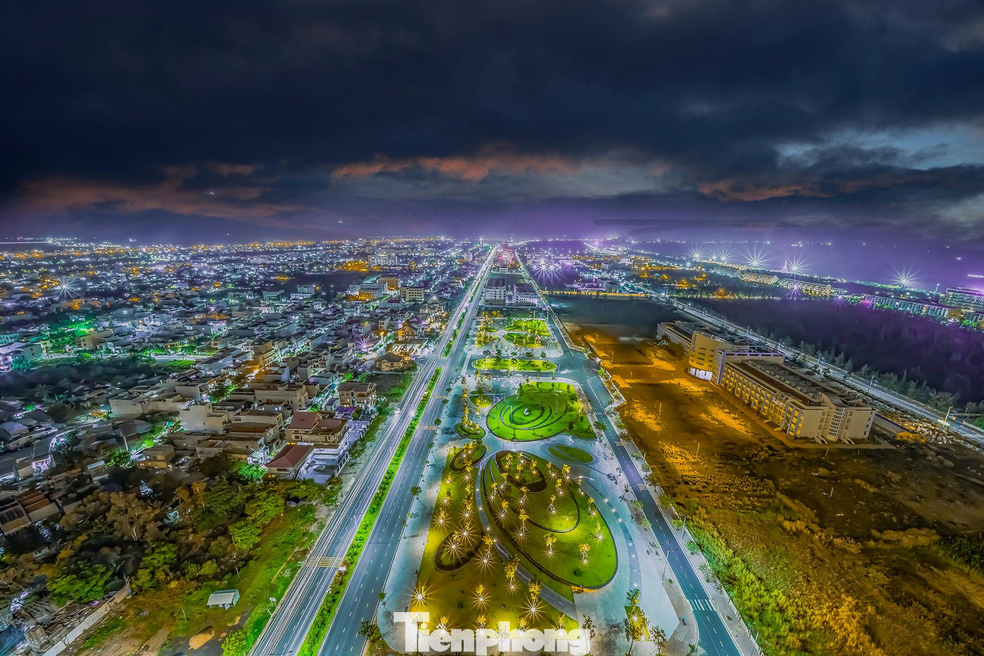 Màn đêm buông xuống, tháp Nghinh Phong hoà vào bức tranh tổng thể phát triển mạnh mẽ của Phú Yên mười năm trở lại đây.