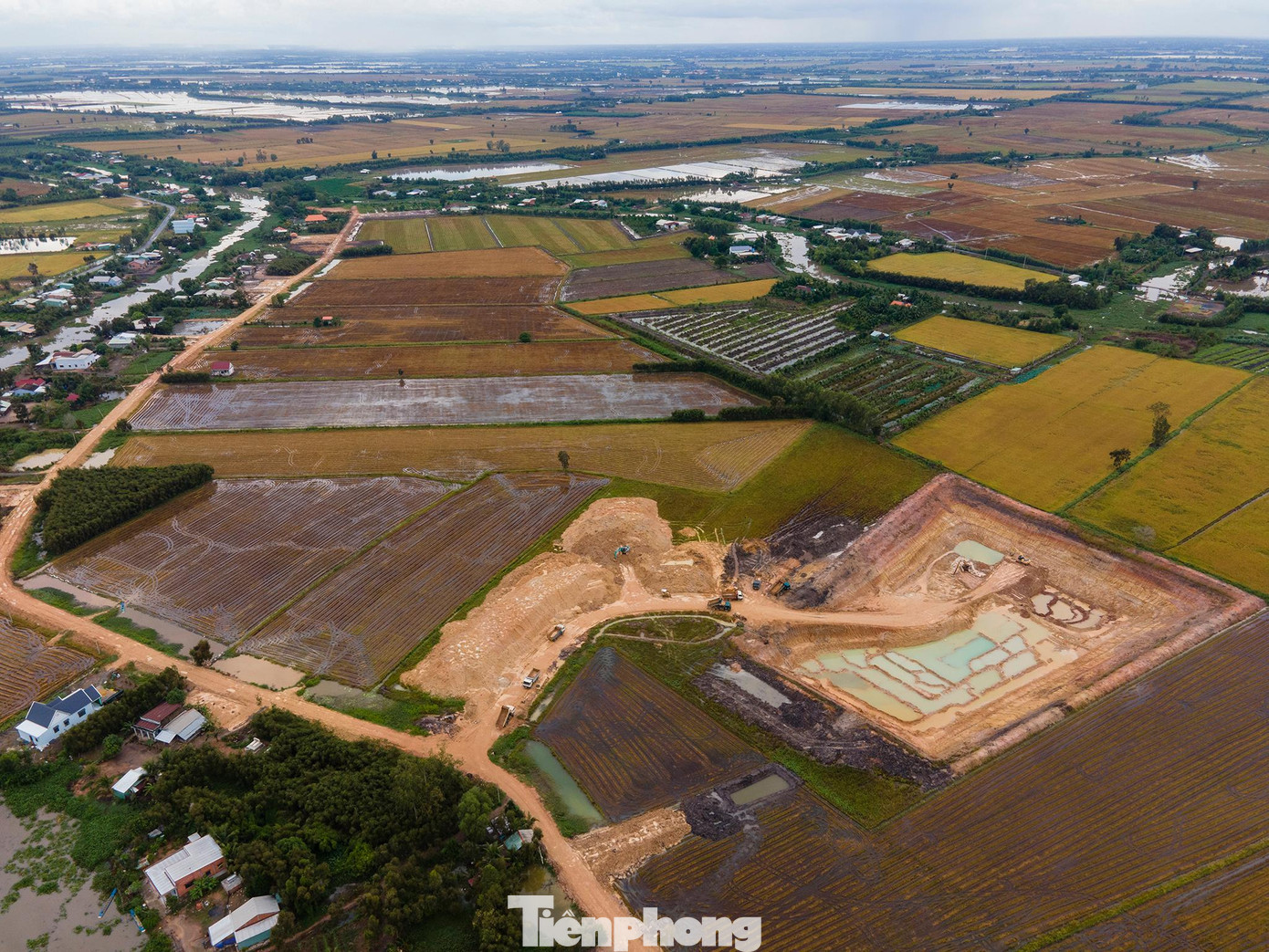 Hầm đất nằm trên địa bàn xã Bình Phong Thạnh có diện tích hơn 3 héc ta. Hầm đất nằm trên địa bàn xã Bình Phong Thạnh có diện tích hơn 3 héc ta.