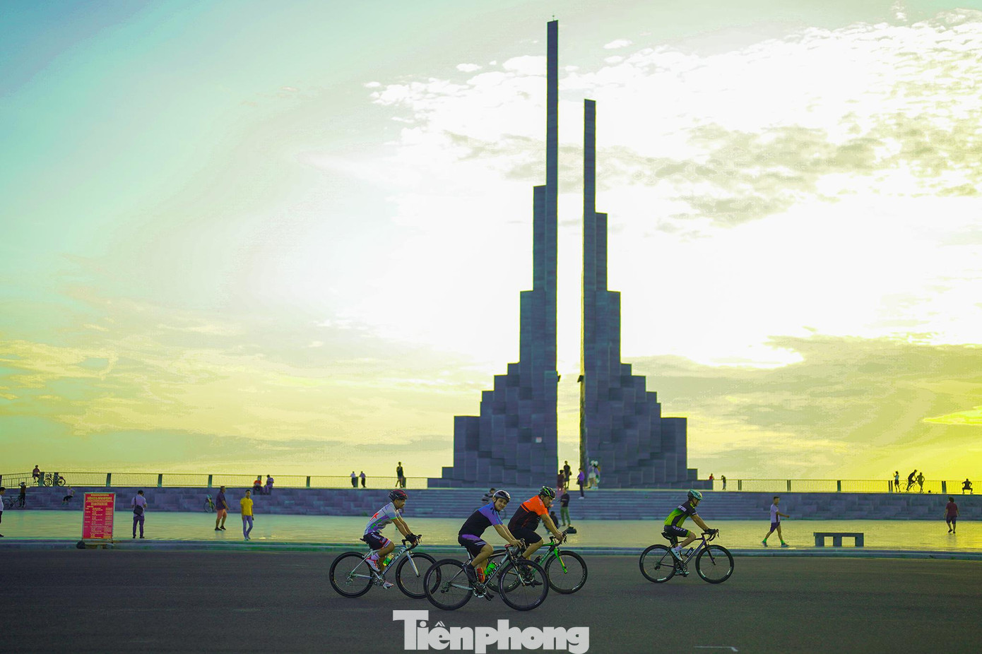 Tháp Nghinh Phong tọa lạc trên bãi biển thuộc phường 9 thành phố Tuy Hòa, Phú Yên. Công trình gồm hai tháp liền kề, mỗi tháp có 50 khối đá, tượng trưng cho 100 người con của Lạc Long Quân và Âu Cơ. Tòa tháp gây ấn tượng với điểm nhấn được tạo hình ghềnh Đá Đĩa, ốp đá granite. Về đêm, nơi này được chiếu sáng bởi công nghệ Bobine Tesia, 3D mapping và laze cường độ cao tạo nên vũ điệu ánh sáng đa sắc màu. Gió thổi thồi qua khe hẹp giữa hai tòa tháp tạo thành những âm thanh như bản nhạc của thiên nhiên. Thời tiết đang là mùa hè nên phối cảnh đẹp mắt với bầu trời trong xanh, nắng vàng dễ cho ra đời bức ảnh đẹp.