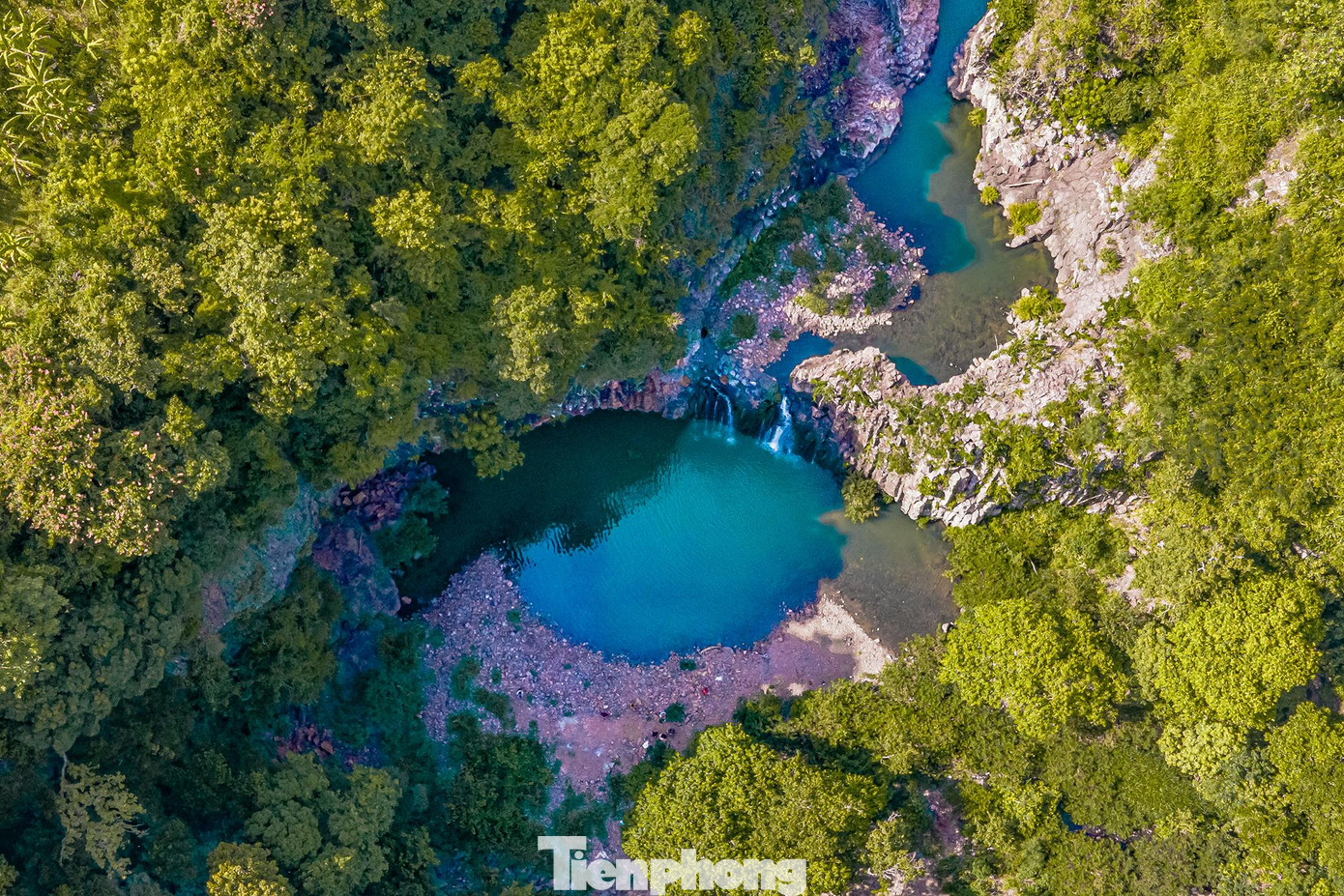 Thác Vực Hòm nằm ở thôn Vĩnh Xuân, xã An Lĩnh, huyện Tuy An, cách thành phố Tuy Hòa 30km về phía Bắc. Để đến được nơi đây, du khách phải trải qua những con đường uốn lượn lởm chởm đá và những con dốc quanh co.