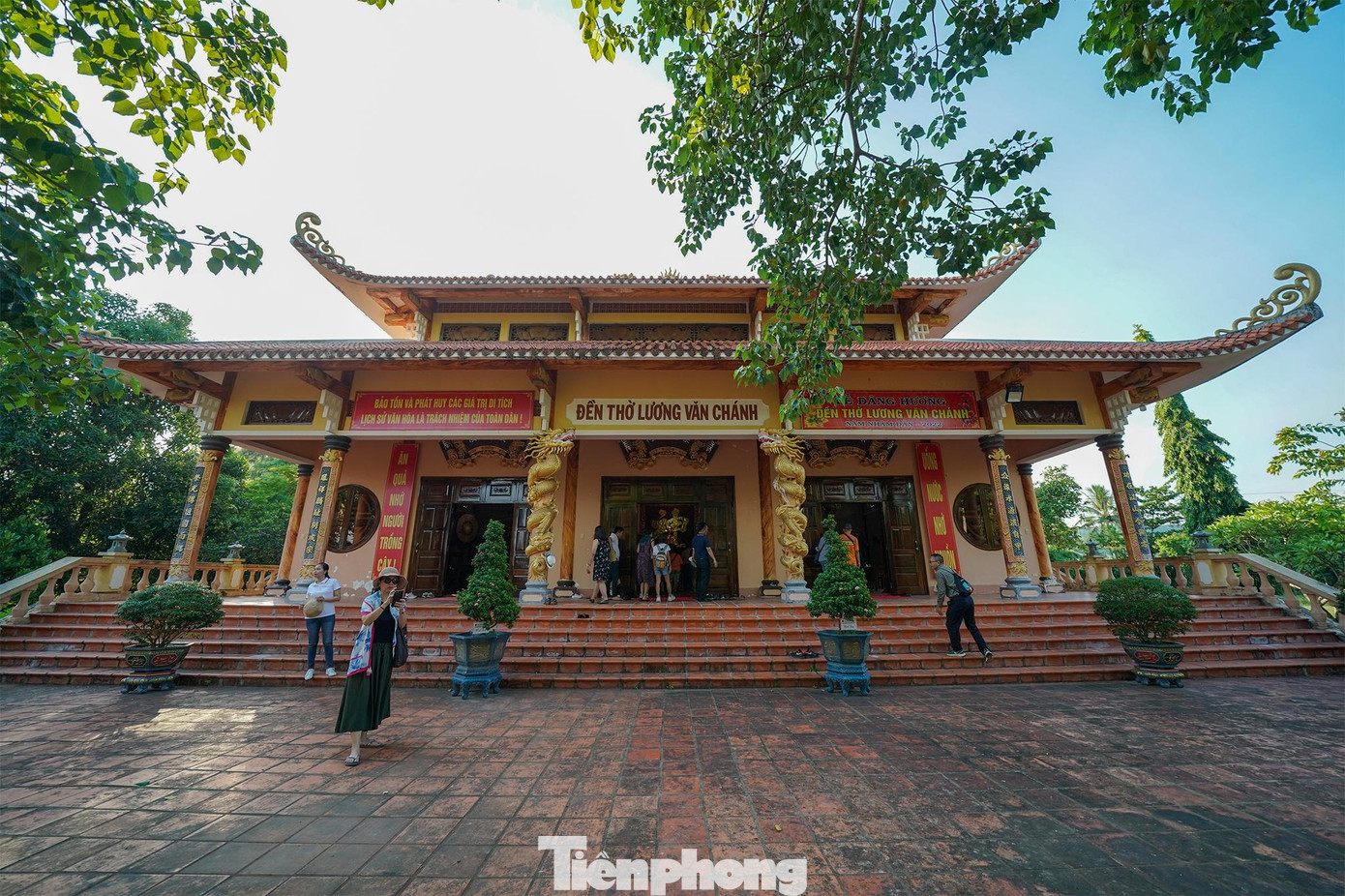 Đền thờ cụ Lương Văn Chánh: Danh nhân Lương Văn Chánh là người Bắc Hà, dưới triều vua Lê Thế Tông được phong chức Thiên Vũ vệ Đô chỉ huy sứ. Năm Mậu Dần – 1578, Lương Văn Chánh được chúa Nguyễn Hoàng cử vào ổn định vùng đất từ đèo Cù Mông đến đèo Cả. Nhờ có công lớn, ông được thăng chức Đặc tiến Phụ quốc Thượng tướng quân, sau làm Trấn Biên quan. Sau đó ông chiêu tập lưu dân vùng Thanh – Nghệ, Thuận Hoá và các nơi khác đến khai phá đất hoang, kết lập gia cư, làng mạc ở vùng Cù Mông, Bà Đài và dọc theo sông Đà Rằng. Ông đem kinh nghiệm khẩn hoang vào áp dụng ở Phú Yên, cùng với người dân làm cho vùng đất này trở nên trù phú, làng xóm dần được hình thành. Đây là cơ sở để chúa Nguyễn lập ra phủ Phú Yên vào năm 1611.