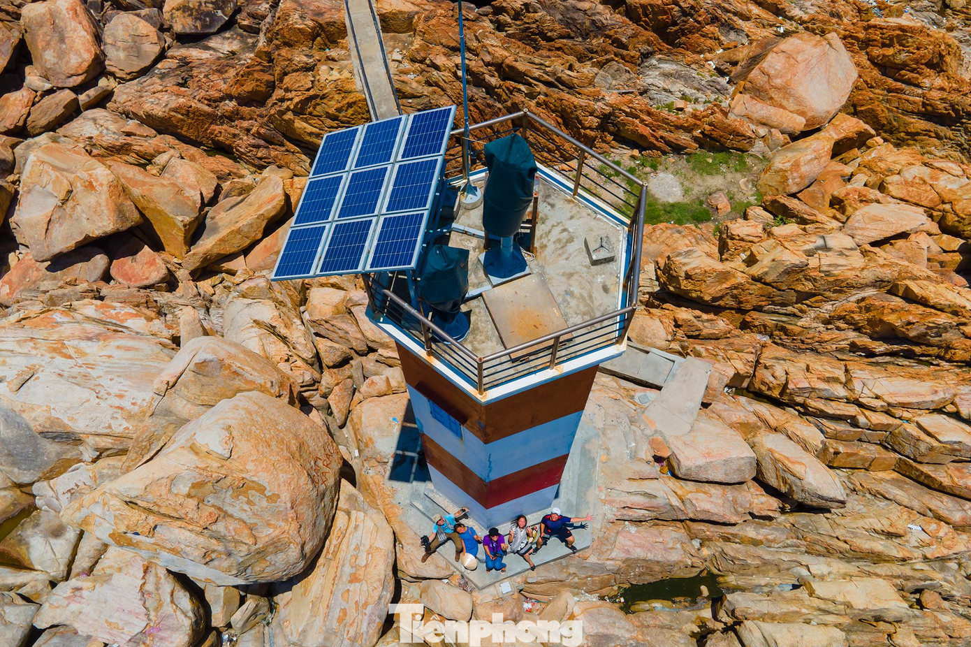 Ngọn hải đăng có chiều cao 10m, nằm cách mực nước biển 22m và có tầm đèn chiếu sáng trong phạm vi 17 hải lý, hải đăng ở gành Đèn để lại nhiều ấn tượng trong lòng du khách.