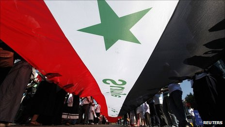 Lá cờ Syria xuất hiện trong các cuộc biểu tình tại nước này. Ảnh: Reuters. Lá cờ Syria xuất hiện trong các cuộc biểu tình tại nước này. Ảnh: Reuters