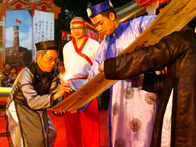 Trình diễn thư pháp tại Văn Miếu - Quốc Tử Giám Ảnh: Hồng Vĩnh