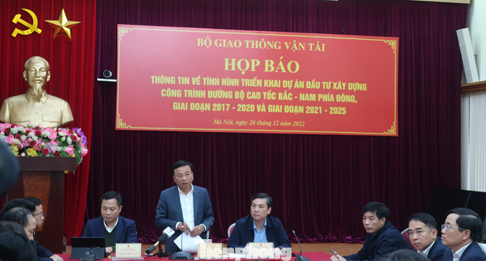 Thứ trưởng GTVT Nguyễn Danh Huy thông tin với báo chí liên quan tới 12 dự án thành phần cao tốc Bắc - Nam giai đoạn 2 chuẩn bị khởi công. Thứ trưởng GTVT Nguyễn Danh Huy thông tin với báo chí liên quan tới 12 dự án thành phần cao tốc Bắc - Nam giai đoạn 2 chuẩn bị khởi công.