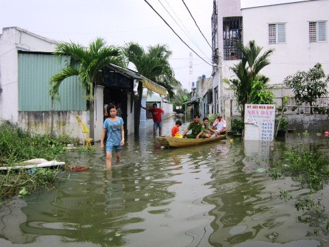 Vỡ đê, người dân Thủ Đức khốn khổ giữa mênh mông biển nước ảnh 3