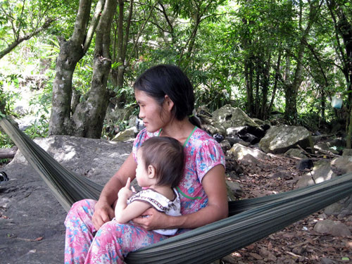 Mẹ con T.A giữa rừng