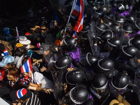 Người biểu tình Thái Lan xô xát với cảnh sát trước nhà Thủ tướng Yingluck Shinawatra ngày 22/12. Ảnh: AP