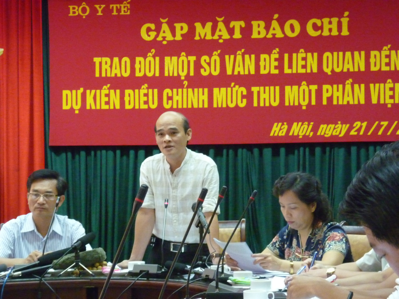 Ông Nguyễn Huy Quang, Vụ phó Vụ Pháp chế, Bộ Y tế trả lời báo chí