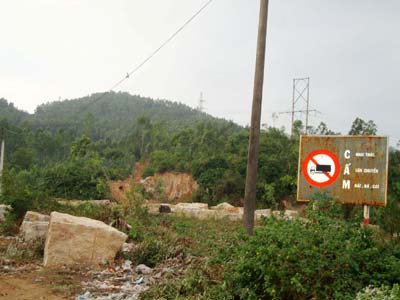 Ngang nhiên khai thác đá bên biển cấm . Ngang nhiên khai thác đá bên biển cấm