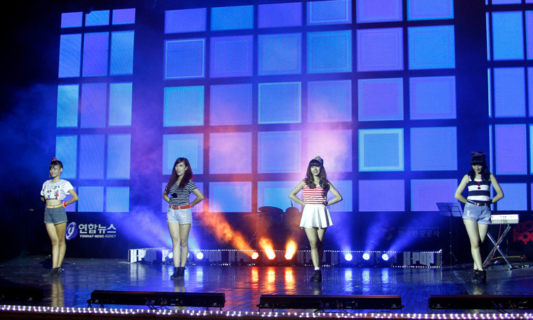 Xuất hiện trong những trang phục biểu diễn gợi cảm. Xuất hiện trong những trang phục biểu diễn gợi cảm