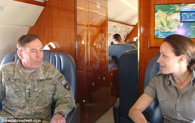 Ảnh lần đầu tiên ông David Petraeus gặp bà Paula Broadwell tại trường đại học Harvard. Ảnh lần đầu tiên ông David Petraeus gặp bà Paula Broadwell tại trường đại học Harvard