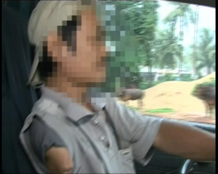 Nguyễn Văn Nhung, nhân vật cụt tay được cho là đang hằng ngày điều khiển xe chở đá lạnh đi bán. ảnh cắt từ video