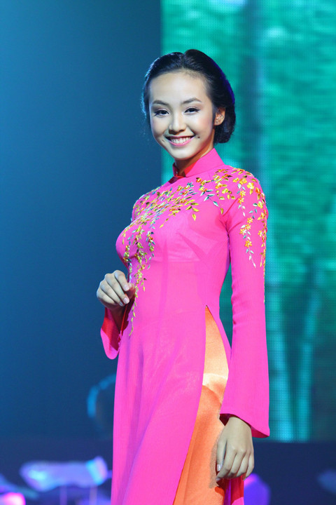 Mẫu nhí Bảo Trân xinh như thiên thần trong tà áo dài