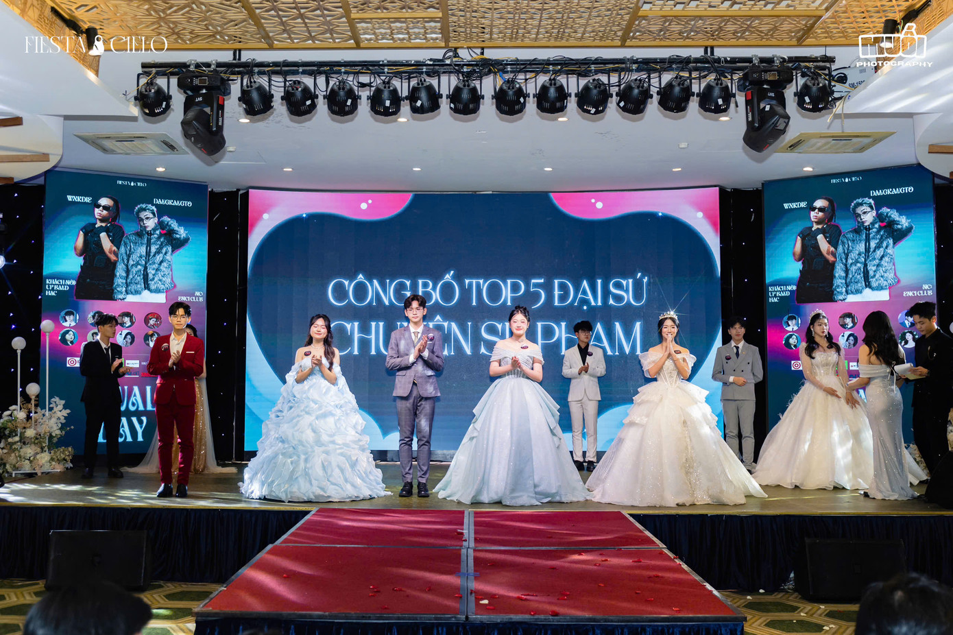 Các thí sinh thi hùng biện tại đêm Chung kết Các thí sinh thi hùng biện tại đêm Chung kết