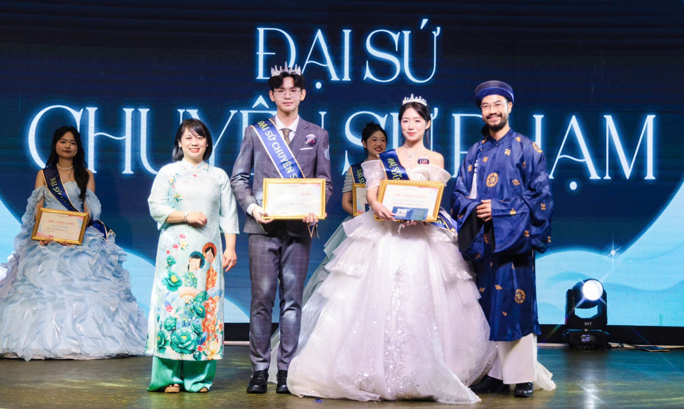 Hai tân Đại sứ Chuyên Sư phạm - Nguyễn Hương Giang, lớp 12 Anh 1 và Hoàng Đức Long, lớp 12 Toán 2. Hai tân Đại sứ Chuyên Sư phạm - Nguyễn Hương Giang, lớp 12 Anh 1 và Hoàng Đức Long, lớp 12 Toán 2.