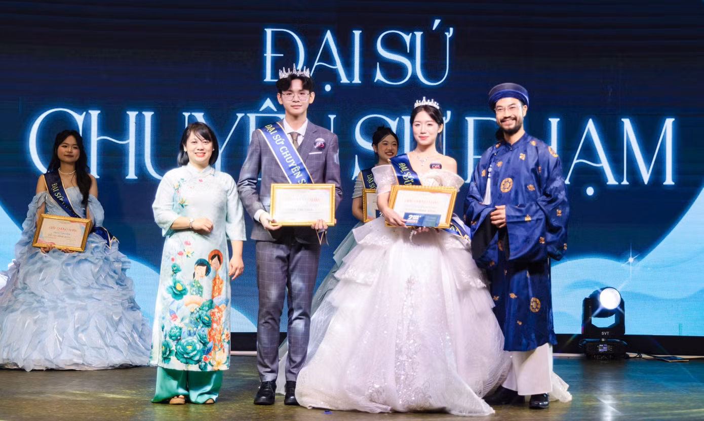 Hai tân Đại sứ Chuyên Sư phạm - Nguyễn Hương Giang, lớp 12 Anh 1 và Hoàng Đức Long, lớp 12 Toán 2.