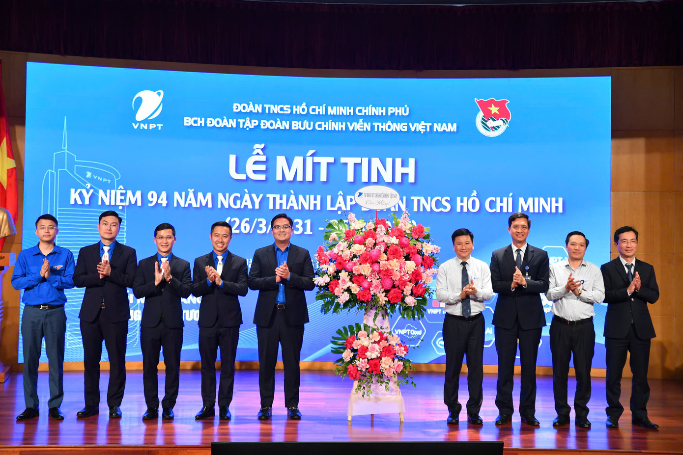 Lãnh đạo Tập đoàn VNPT tặng hoa chúc mừng Đoàn Thanh niên VNPT nhân kỷ niệm 94 năm Ngày thành lập Đoàn. Ảnh: Phan Linh Lãnh đạo Tập đoàn VNPT tặng hoa chúc mừng Đoàn Thanh niên VNPT nhân kỷ niệm 94 năm Ngày thành lập Đoàn. Ảnh: Phan Linh