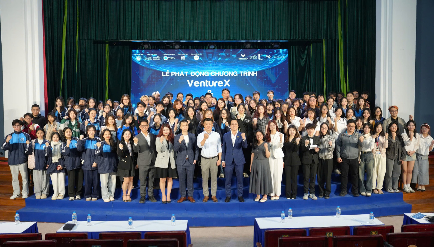 Các chuyên gia và học viên tham gia lễ phát động khóa học