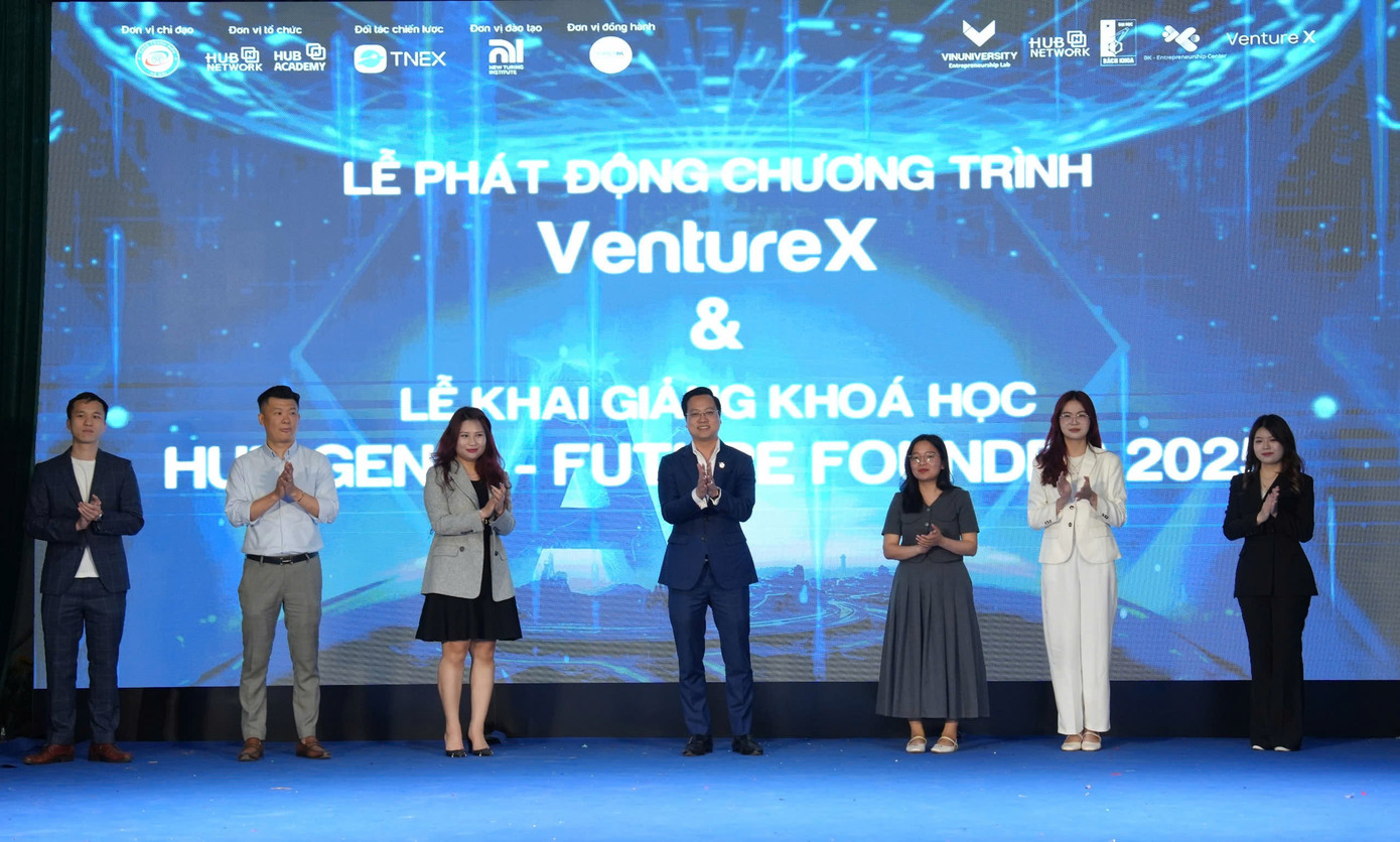Các đại biểu làm lễ phát động khóa học HUB GenAI Future Founders 2025