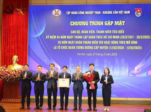 Anh Ngô Văn Cương - Bí thư T.Ư Đoàn, Chủ nhiệm Ủy ban kiểm tra T.Ư Đoàn (thứ 3, từ trái qua) trao tặng Bằng khen cho Đoàn Thanh niên TKV