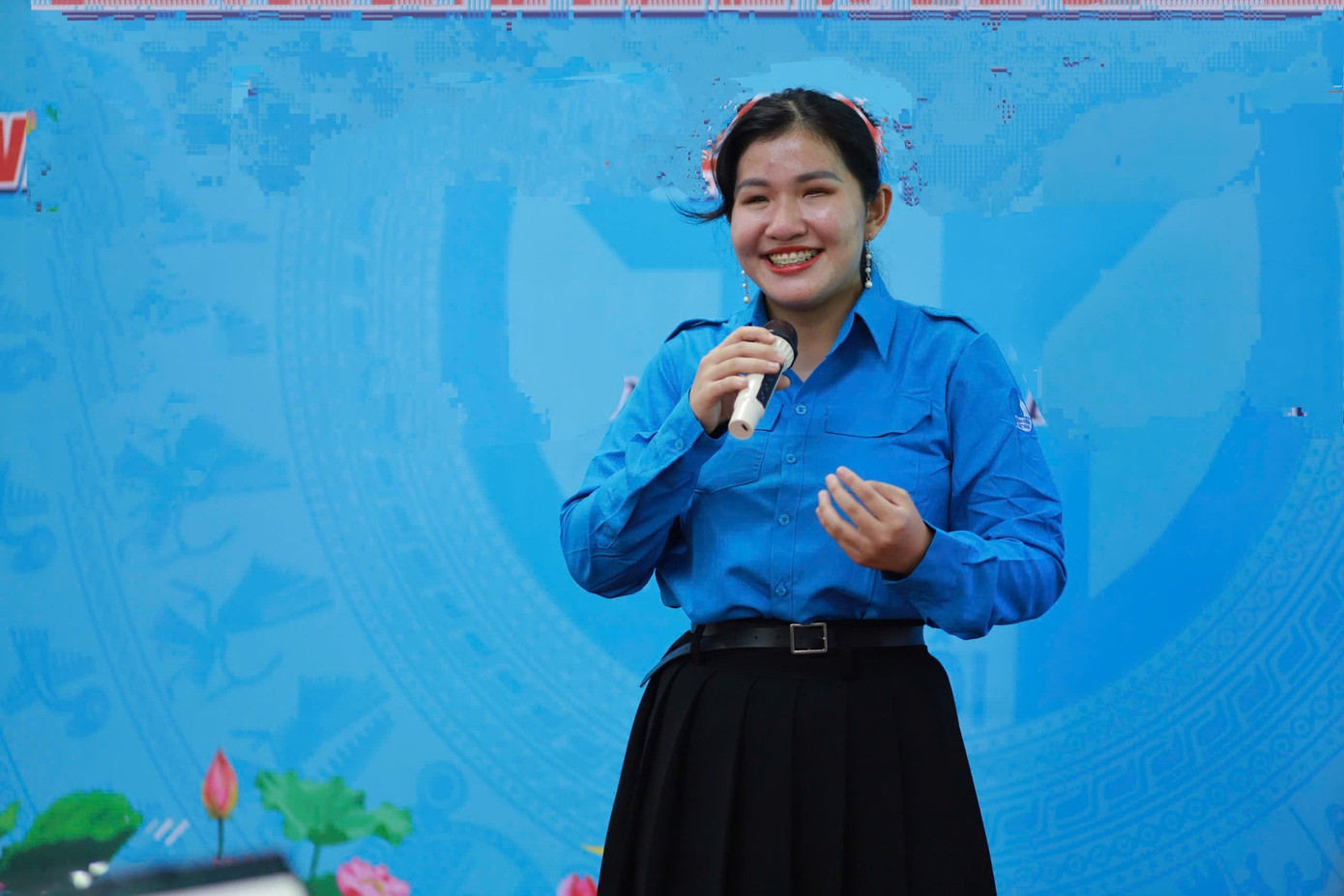 Vũ Thị Hải Anh - Phó Chủ nhiệm CLB Hoa đá Nhân Văn, Phó Chủ nhiệm Mạng lưới Sinh viên Khiếm thị Việt Nam. Vũ Thị Hải Anh - Phó Chủ nhiệm CLB Hoa đá Nhân Văn, Phó Chủ nhiệm Mạng lưới Sinh viên Khiếm thị Việt Nam.