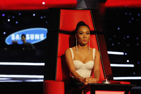 Thu Minh trong tập đầu tiên của The Voice - vòng Giấu mặt. Cô mặc áo cúp ngực cực kỳ sexy, mix với chân váy dài màu đen mang lại vẻ ngoài gợi cảm và cá tính. Thu Minh trong tập đầu tiên của The Voice - vòng Giấu mặt. Cô mặc áo cúp ngực cực kỳ sexy, mix với chân váy dài màu đen mang lại vẻ ngoài gợi cảm và cá tính