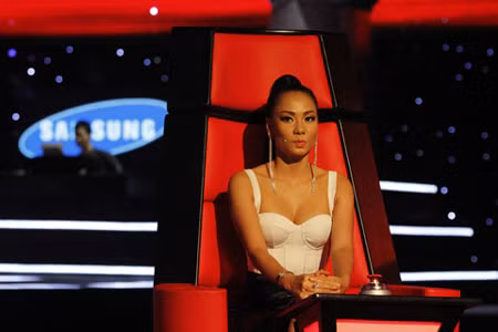 Thu Minh trong tập đầu tiên của The Voice - vòng Giấu mặt. Cô mặc áo cúp ngực cực kỳ sexy, mix với chân váy dài màu đen mang lại vẻ ngoài gợi cảm và cá tính. Thu Minh trong tập đầu tiên của The Voice - vòng Giấu mặt. Cô mặc áo cúp ngực cực kỳ sexy, mix với chân váy dài màu đen mang lại vẻ ngoài gợi cảm và cá tính