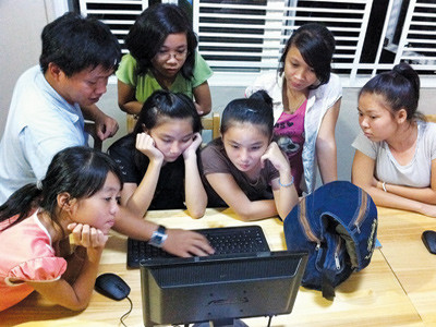 Những cô gái nhóm Nụ Cười trong lớp học photoshop; ngồi bìa phải là Tí Nị. Ảnh: Leslie