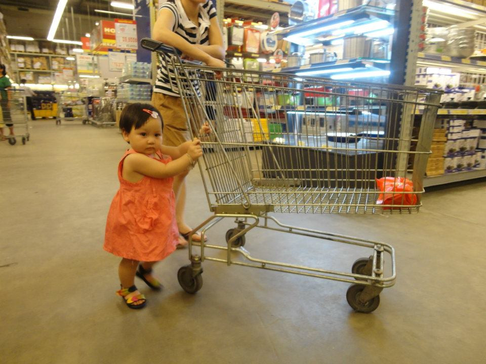 Mới mấy tháng trước thôi, Teddy trông y hệt một cu cậu ấy! Bây giờ thì Teddy cũng váy, cũng kẹp tóc, cũng "sexy" như ai!