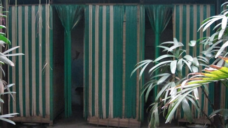 Dãy cà phê chuồng của một quán trong ngõ phố Đội Cấn (Hà Nội)