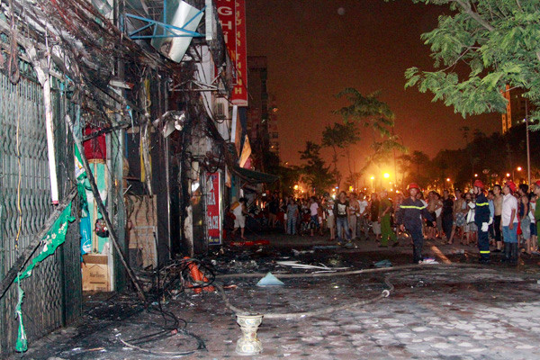 Ngọn lửa thiêu rụi đường dây điện căng qua ba tòa nhà