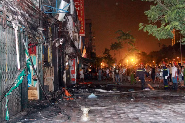 Ngọn lửa thiêu rụi đường dây điện căng qua ba tòa nhà