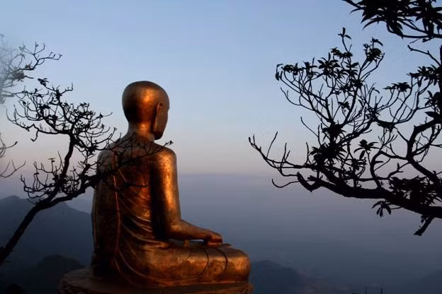 Tượng có chiều cao 6,6m ngồi trên đài sen (bằng đồng) cao 3,3m được đặt trên bệ rồng (bằng đá) cao 2,7m. Đây là pho tượng nguyên khối lớn nhất, lần đầu tiên được đúc thành công tại Việt Nam theo công nghệ đúc trực tiếp, liền khối trên bệ, hoàn toàn bằng kỹ thuật thủ công trong điều kiện địa hình chật hẹp, khí hậu khắc nghiệt. Giữa đỉnh cao Yên Tử, dưới ngàn mây trắng bay, tượng Phật hoàng Trần Nhân Tông sẽ là điểm hội tụ tâm linh để các thế hệ muôn phương đến chiêm bái