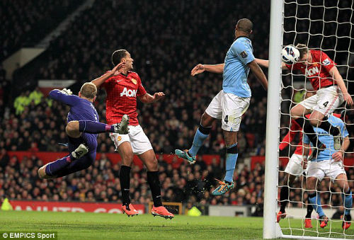 Tình huống dẫn đến pha đốt lưới nhà của Kompany