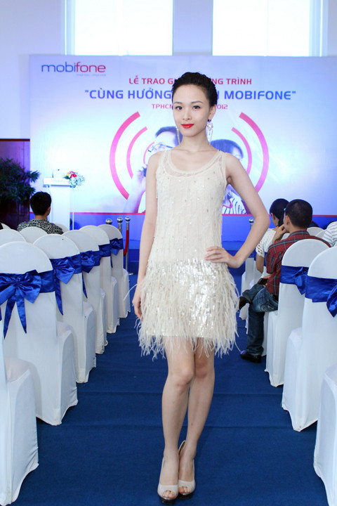 Tuy nhiên cô cũng rất biết cách khoe vẻ quyến rũ đầy ngọt ngào của mình