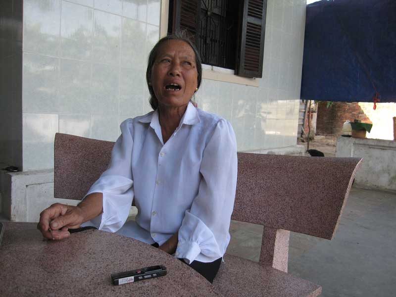 Bà Trần Thị Lệ bất khóc kể lại việc bị cán bộ xã lừa mượn sổ đỏ để đứng tên mua đất cho người khác 