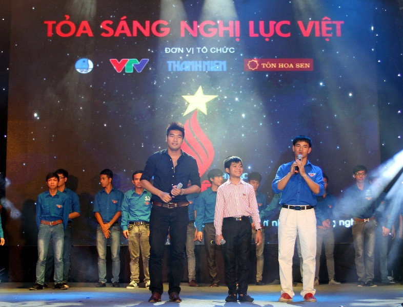 Ca sĩ Tạ Quang Thắng biểu diễn bài hát của chương trình - “Sống như những đoa hoa”