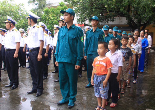 Những em nhỏ lớn lên ở Trường Sa cũng nghiêm trang chuẩn bị làm lễ chào cờ. Ảnh: Nguyễn Đông