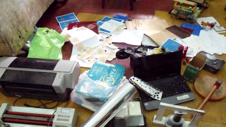 Bên trong một căn phòng chuyên làm giấy tờ giả cho các loại xe.