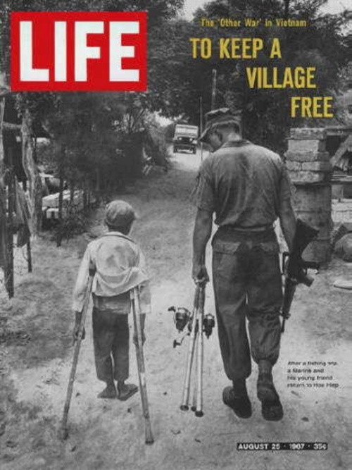 Lính Thủy quân lục chiến và người bạn nhỏ. Số ra ngày 25-8-1967