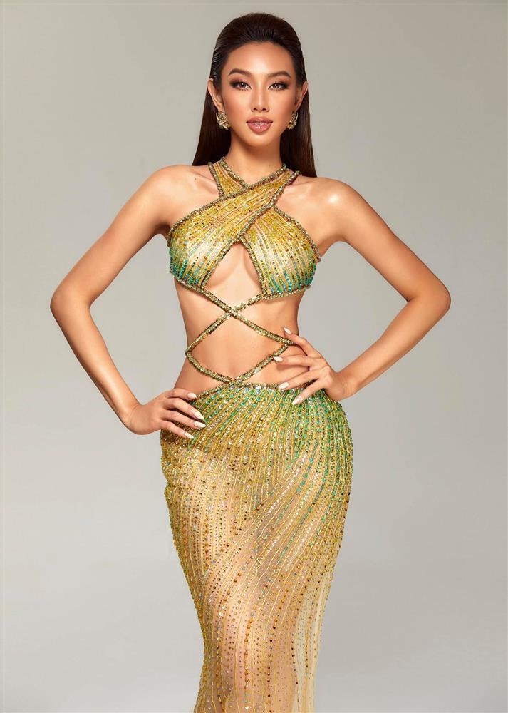 Bộ váy được thiết kế đẹp mắt, táo bạo, khoe trọn vẻ gợi cảm của Thùy Tiên.