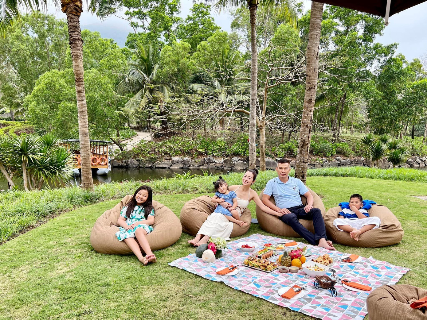 Đại gia đình hạnh phúc của Jennifer Phạm.