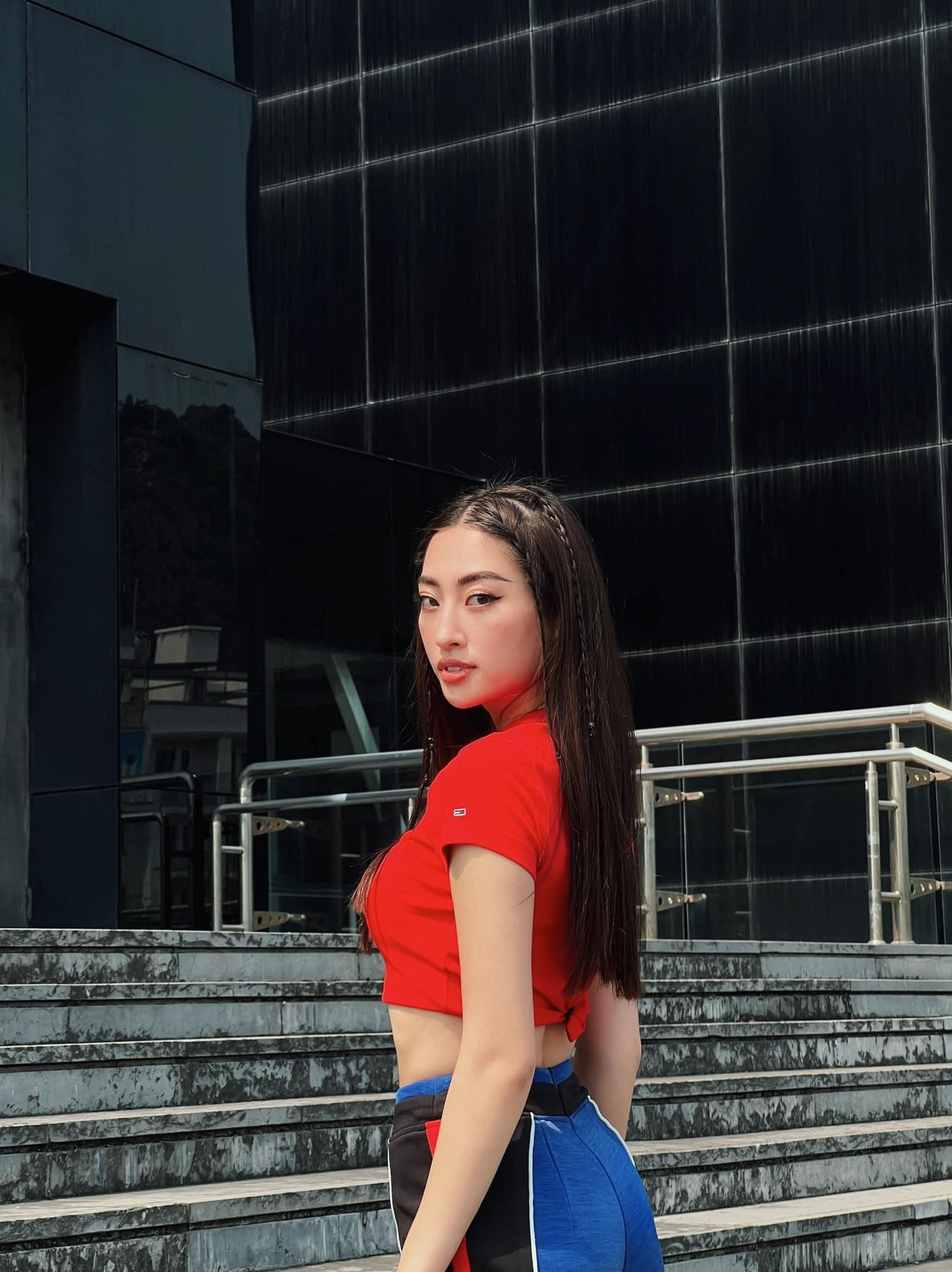 Miss World Vietnam 2022 diện áo crop-top, hóa thân thành một 'racing girl' nóng bỏng và mạnh mẽ.